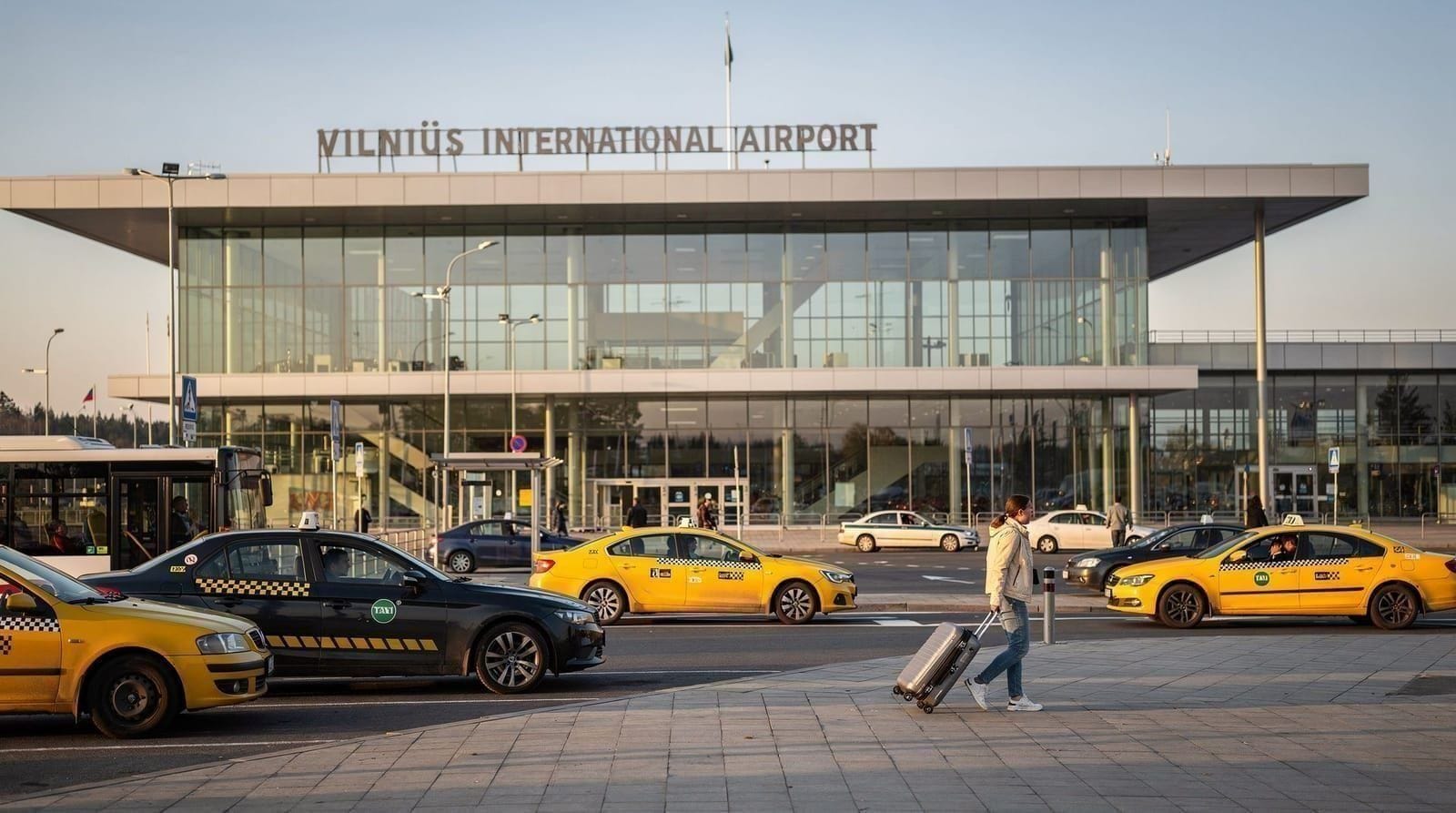 Vom Flughafen Vilnius ins Stadtzentrum — alle Transportoptionen — Flughafen Vilnius zum Stadtzentrum — Zug (7 Min, 1 €), Bus (30 Min, 1 €), Bolt (