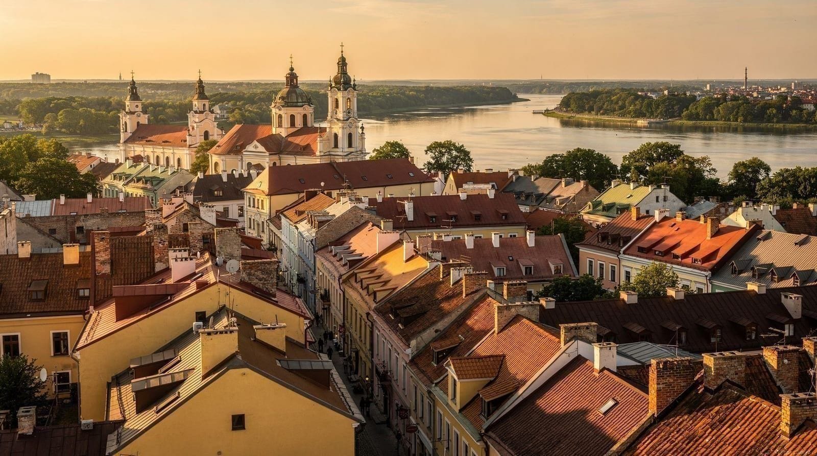 Vilnius Altstadt mit barocken Kirchtürmen im goldenen Abendlicht